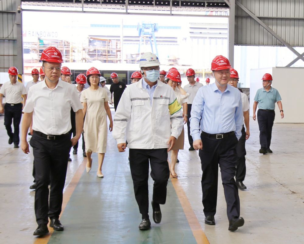 啟東市委書(shū)記楊中堅(jiān)一行蒞臨子公司潤(rùn)邦海洋焊接培訓(xùn)車(chē)間開(kāi)展現(xiàn)場(chǎng)調(diào)研(圖1)