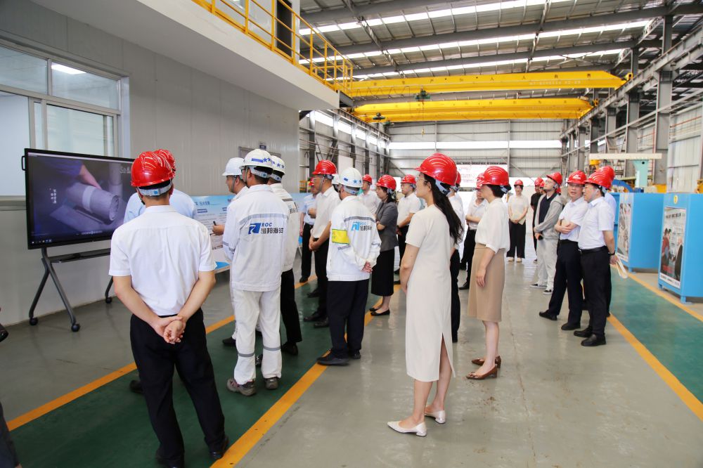 啟東市委書(shū)記楊中堅(jiān)一行蒞臨子公司潤(rùn)邦海洋焊接培訓(xùn)車(chē)間開(kāi)展現(xiàn)場(chǎng)調(diào)研(圖2)