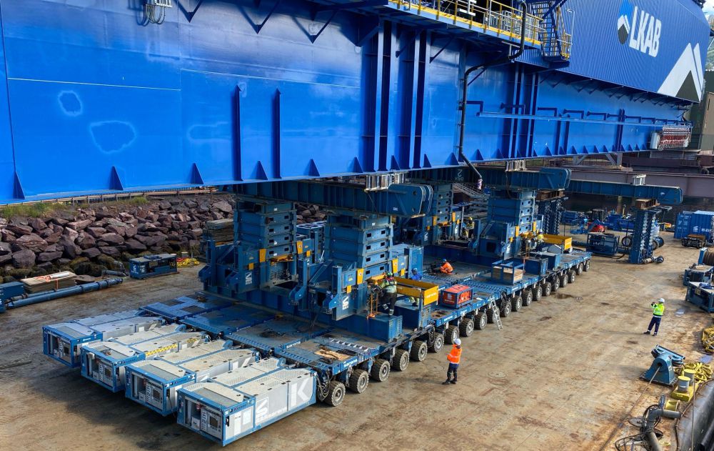 KOCH Solutions大型裝船機成功運抵客戶碼頭(圖1)
